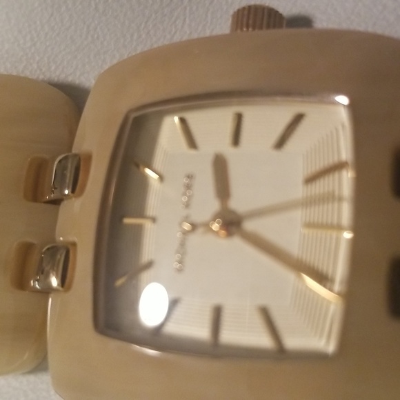 Women's Michael Kors Watch; Goldtone and Tan Faux Horn Link Bracelet Band; 8"L - Picture 10 of 10